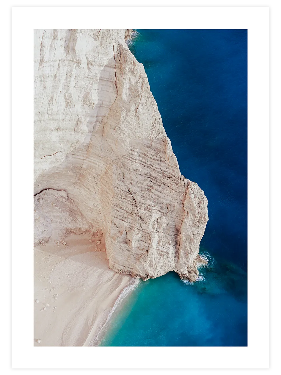 Beyaz kayalık ve turkuaz deniz posteri