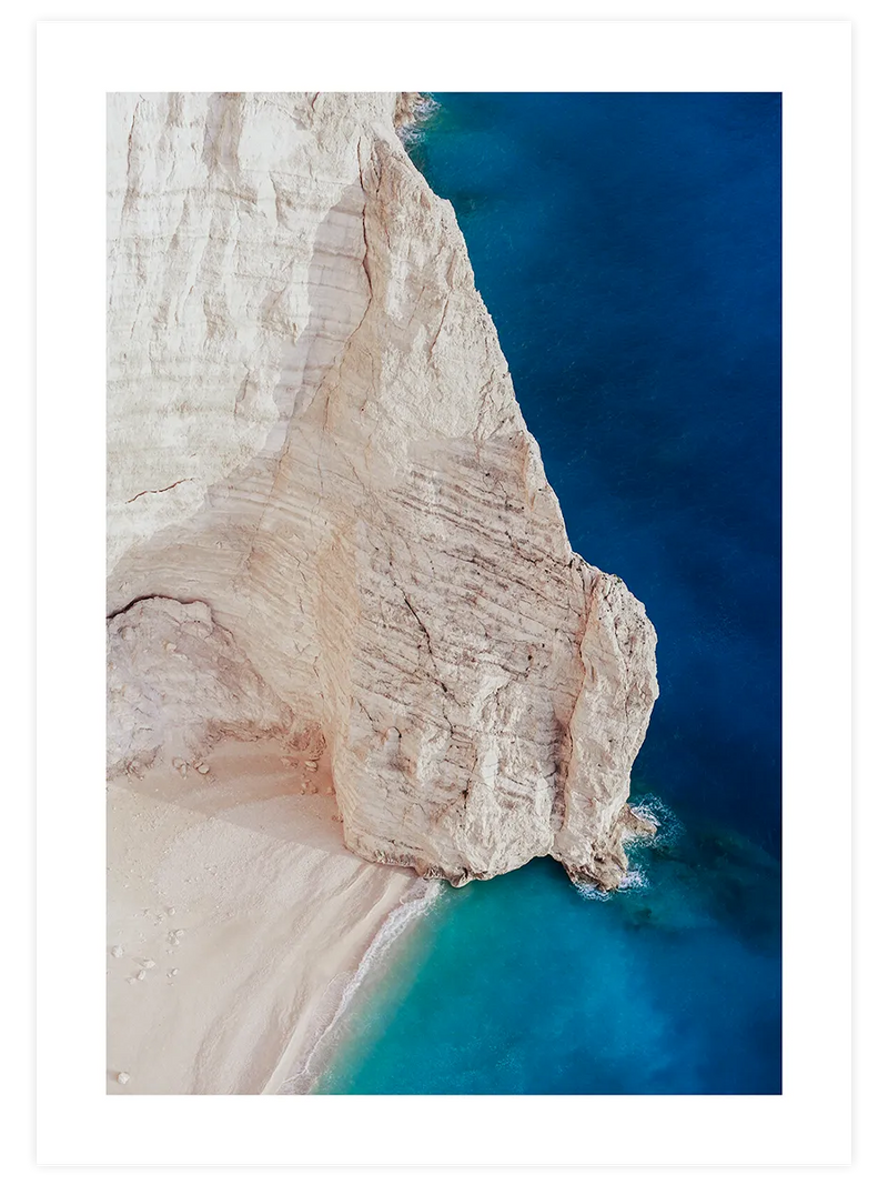 Beyaz kayalık ve turkuaz deniz posteri