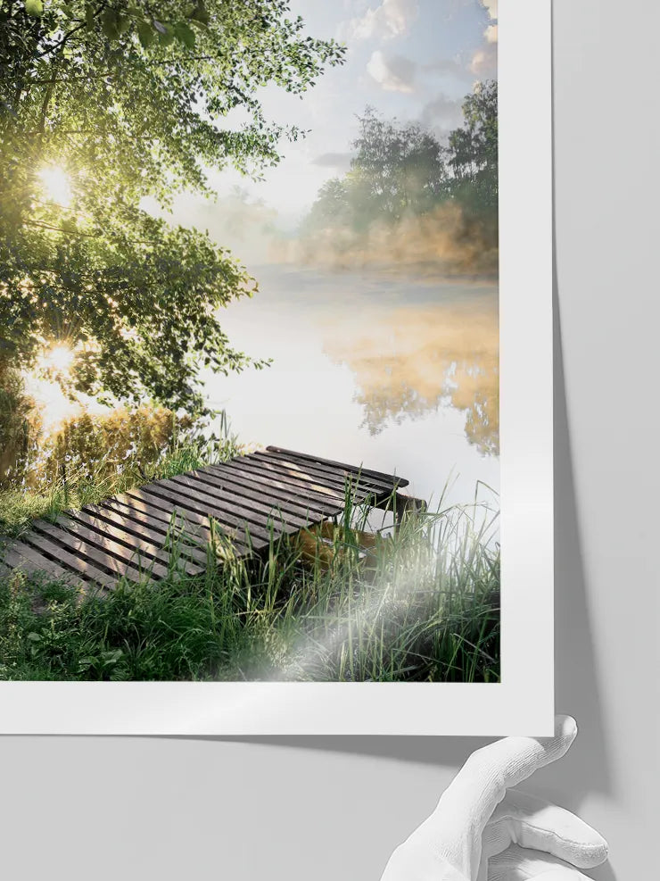 Ahşap iskele, yumuşak sabah ışığı ve durgun göl kıyısını buluşturan minimalist doğa fotoğraf posterleri