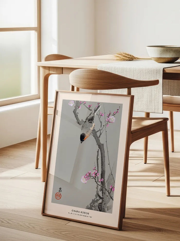 Tomurcuklar arasında asılı duran küçük bullfinch.
