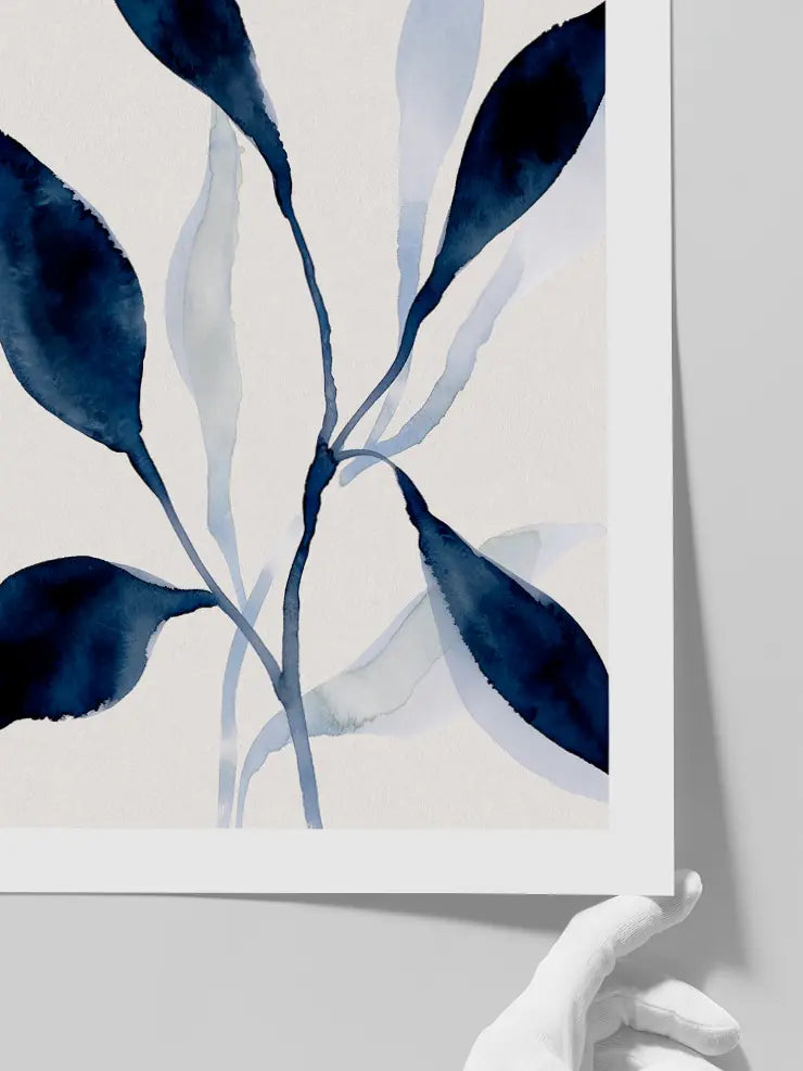 Mavi tonlarda minimalist suluboya yaprak kompozisyonu