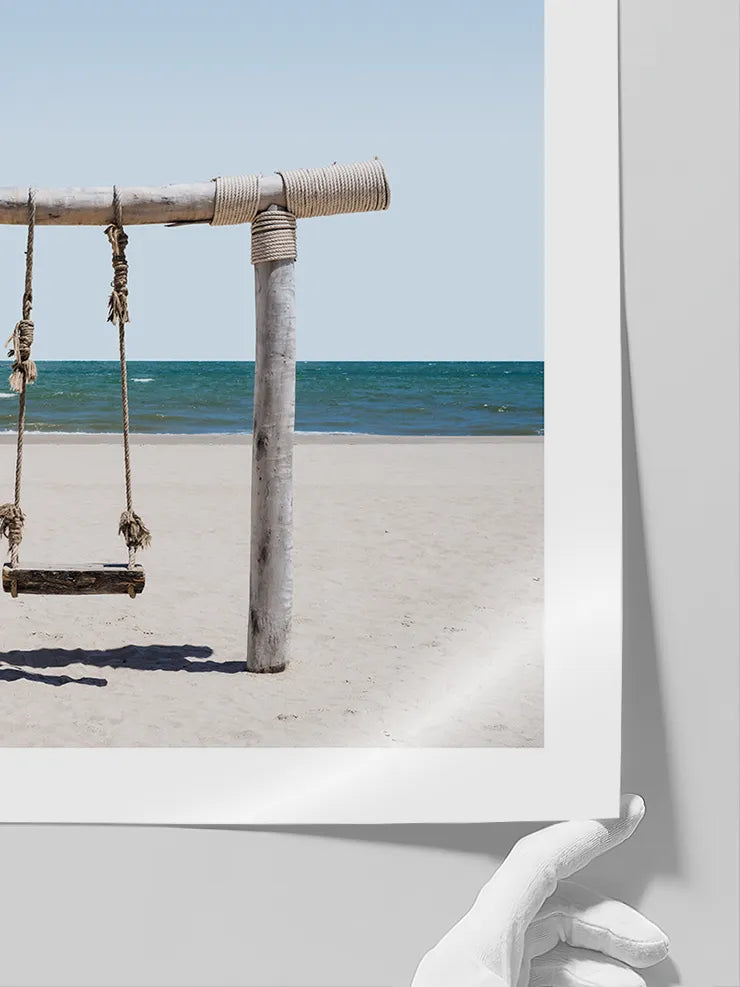Minimal kumsalda çift salıncak fotoğraf posteri