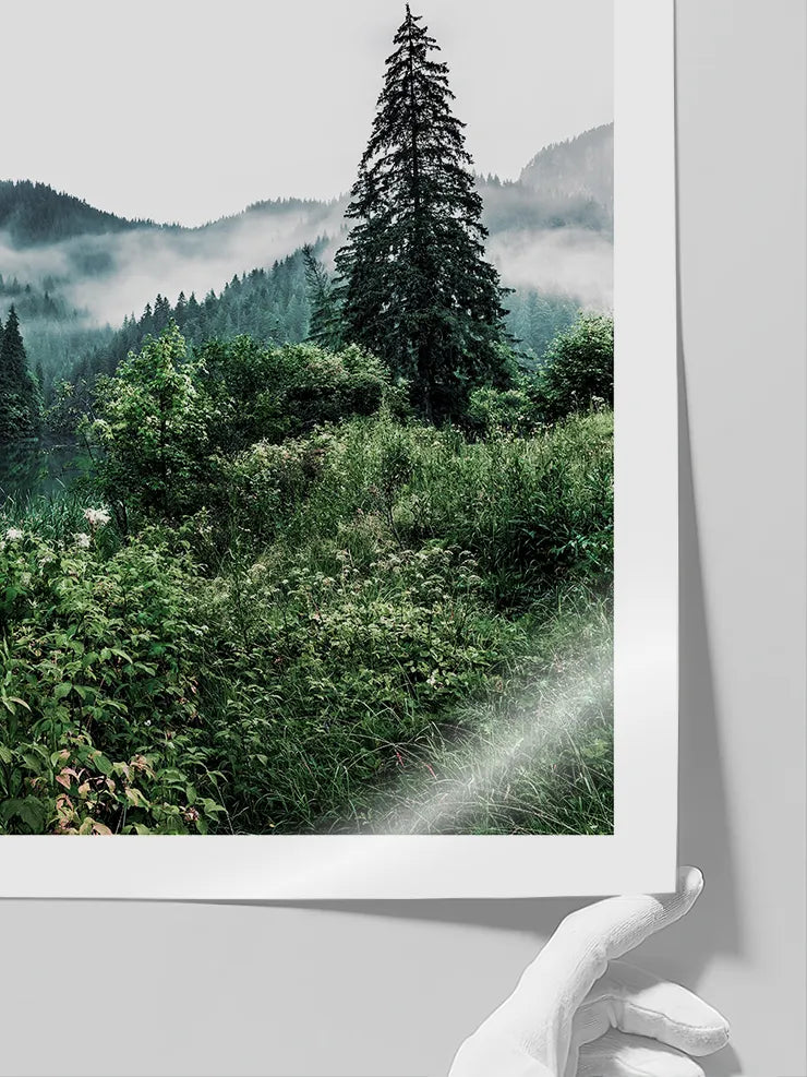 Yeşil tonlarda orman, sakin göl ve dağ siluetlerinden oluşan minimalist manzara duvar sanatı