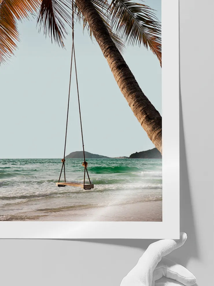 Deniz kıyısında palmiye ve salıncak posteri