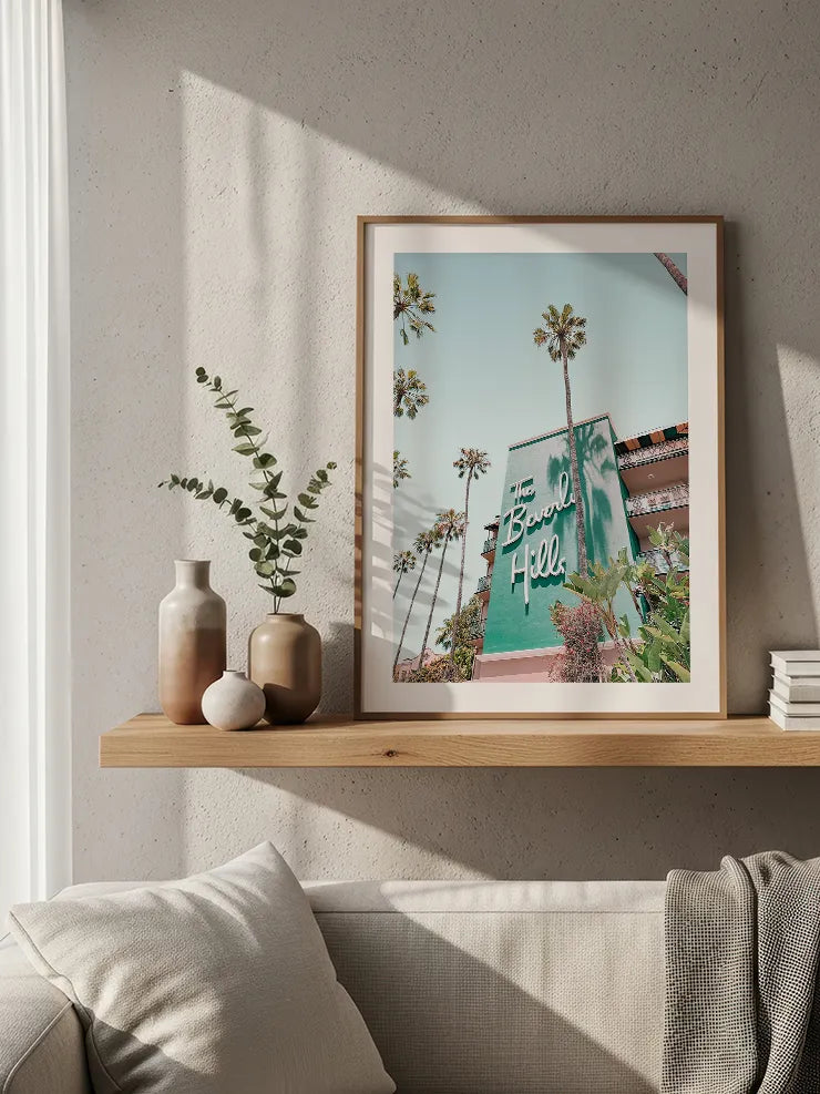 Tropikal şehirde renkli otel cephesi posteri