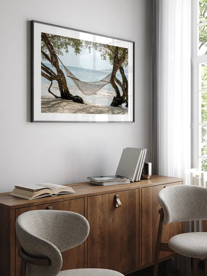Tropikal sahilde gölgeli hamak fotoğraf posteri