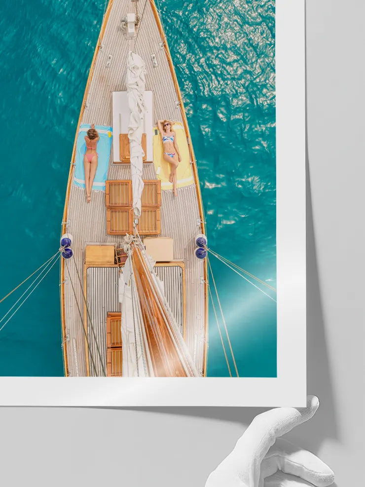 Yelkenlide güneşlenen kadınlar deniz posteri