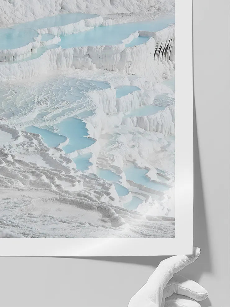 Katmanlı mineral teraslar manzara posteri