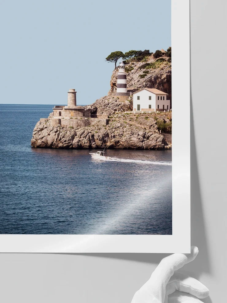 Kayalık kıyı ve sakin deniz posteri