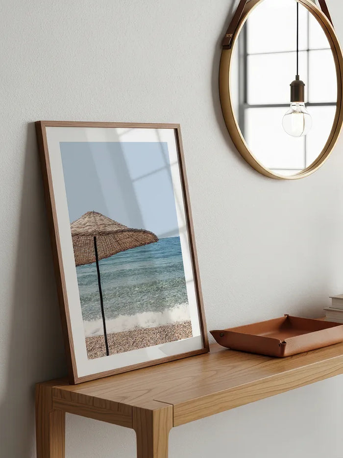 Deniz kenarında yazlık şemsiye posteri
