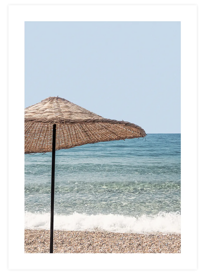 Hasır şemsiyeli sahil fotoğraf posteri
