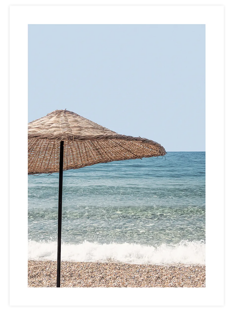 Hasır şemsiyeli sahil fotoğraf posteri