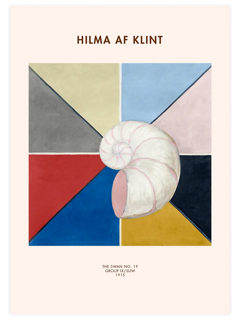 Geometrik bölümlerin merkezinde yer alan büyük spiral form.