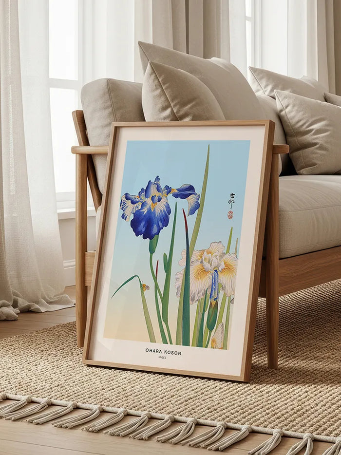 Tomurcuklarla çevrelenen katmanlı iris formları.
