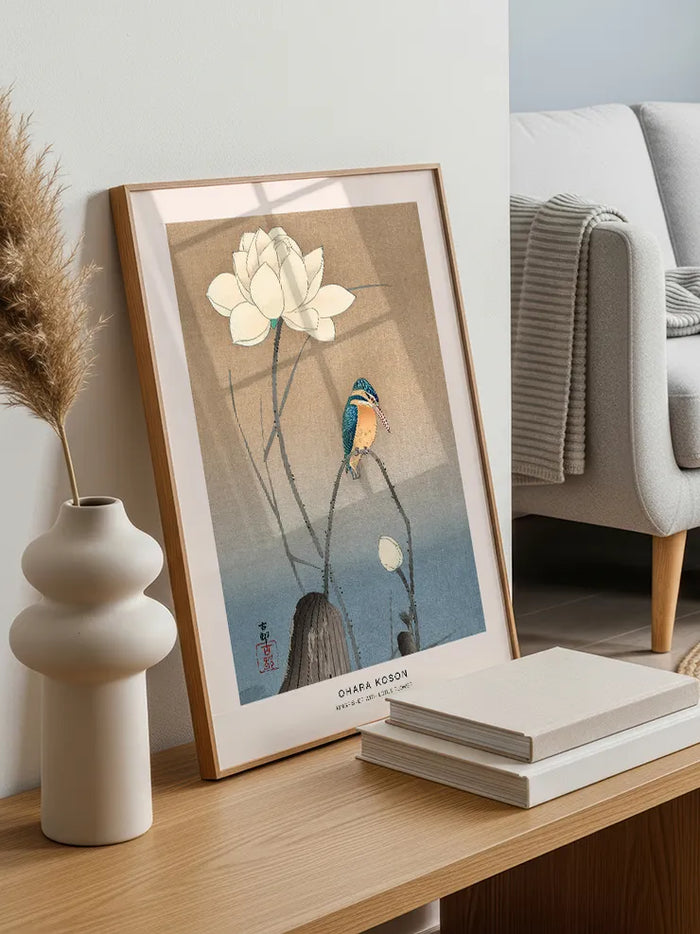 Büyük lotus çiçeği ve ince saplar arasında duran yalıçapkını Japon sanat eseri
