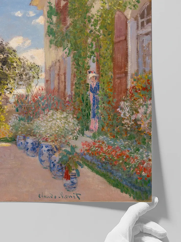 Monet’nin ışıkla açılan ev ve bahçe sahnesi.