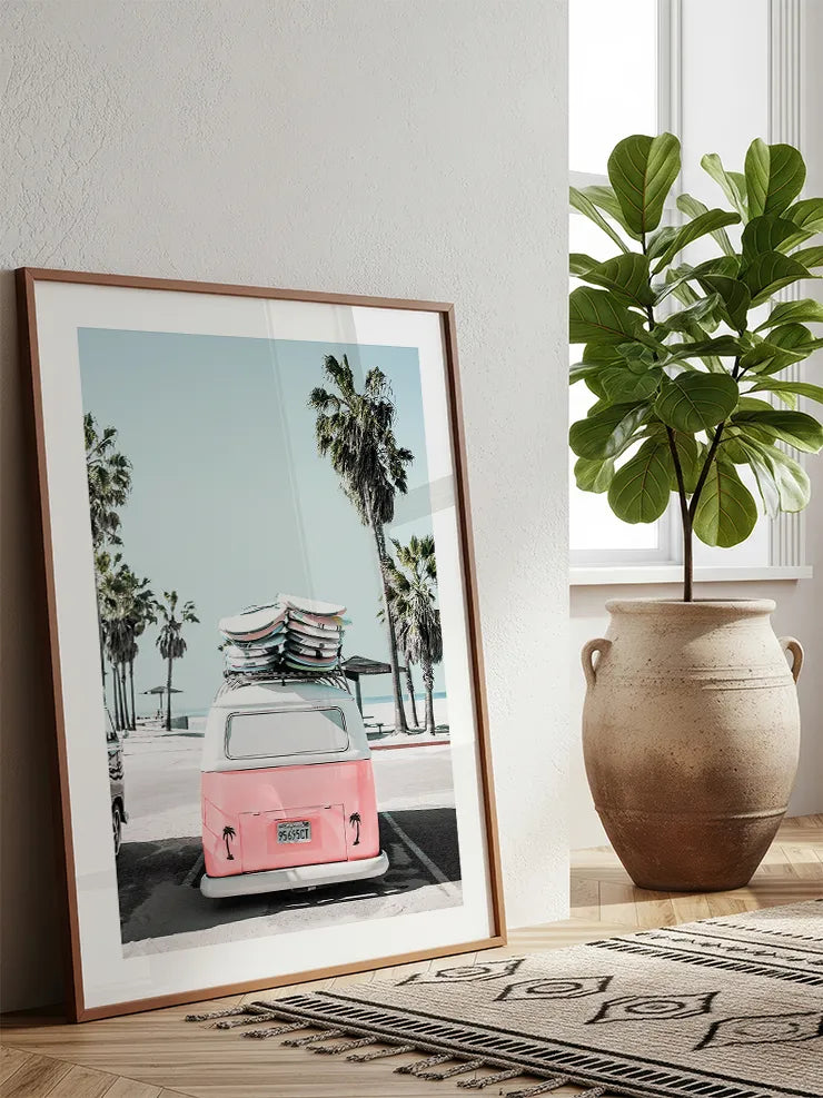 Palmiyeli sahilde retro minibüs posteri