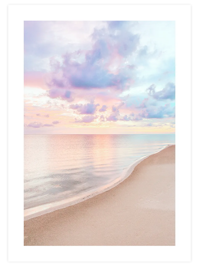 Pastel gün batımında sakin sahil posteri