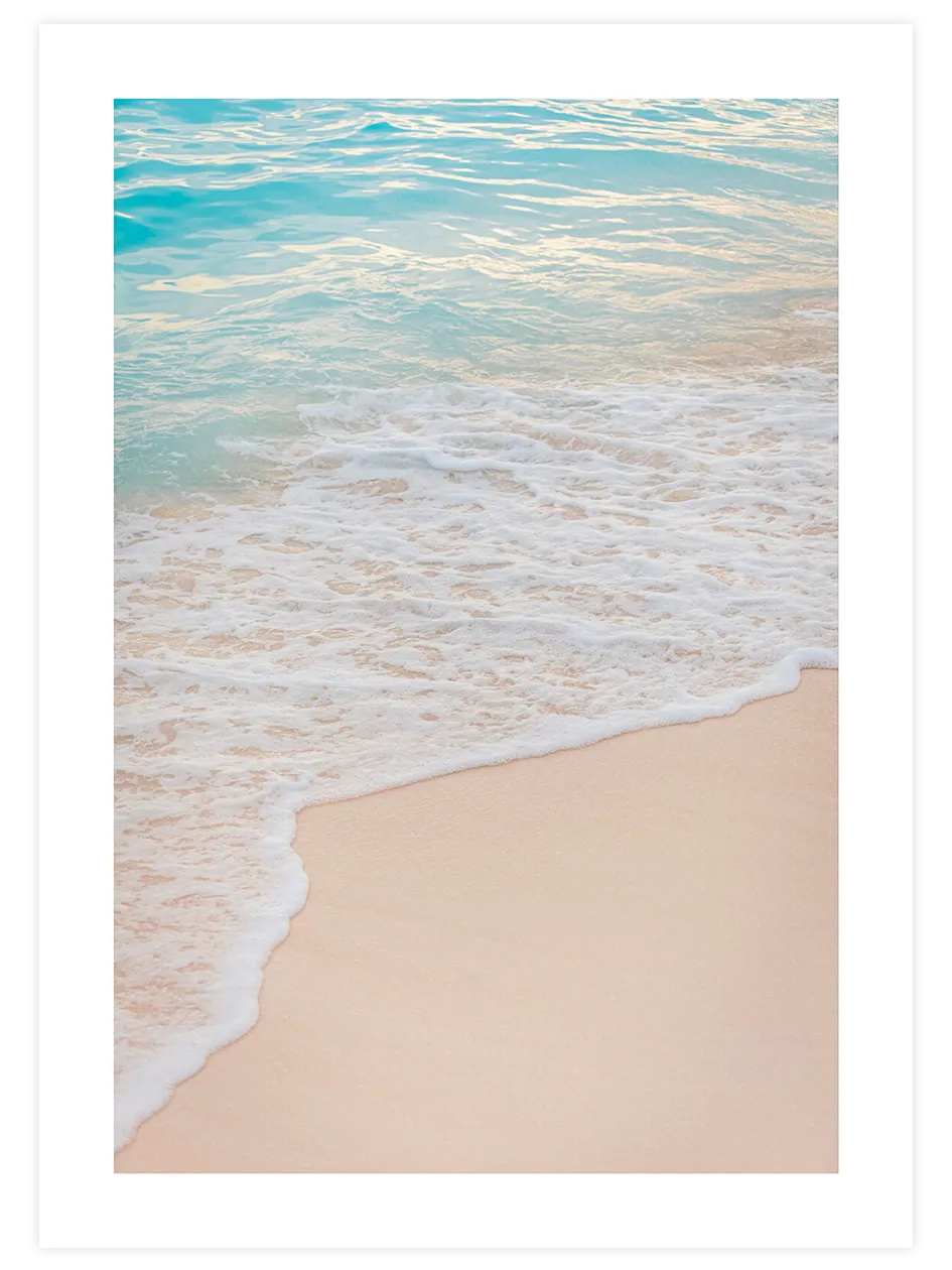 Pastel tonlarda kıyıya vuran deniz dalgası posteri