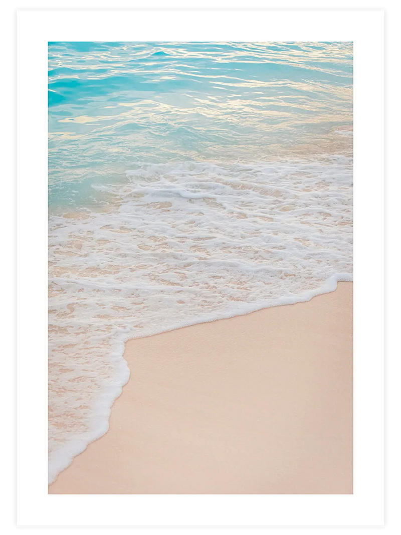 Pastel tonlarda kıyıya vuran deniz dalgası posteri