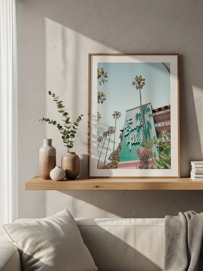 Tropikal şehirde renkli otel cephesi posteri