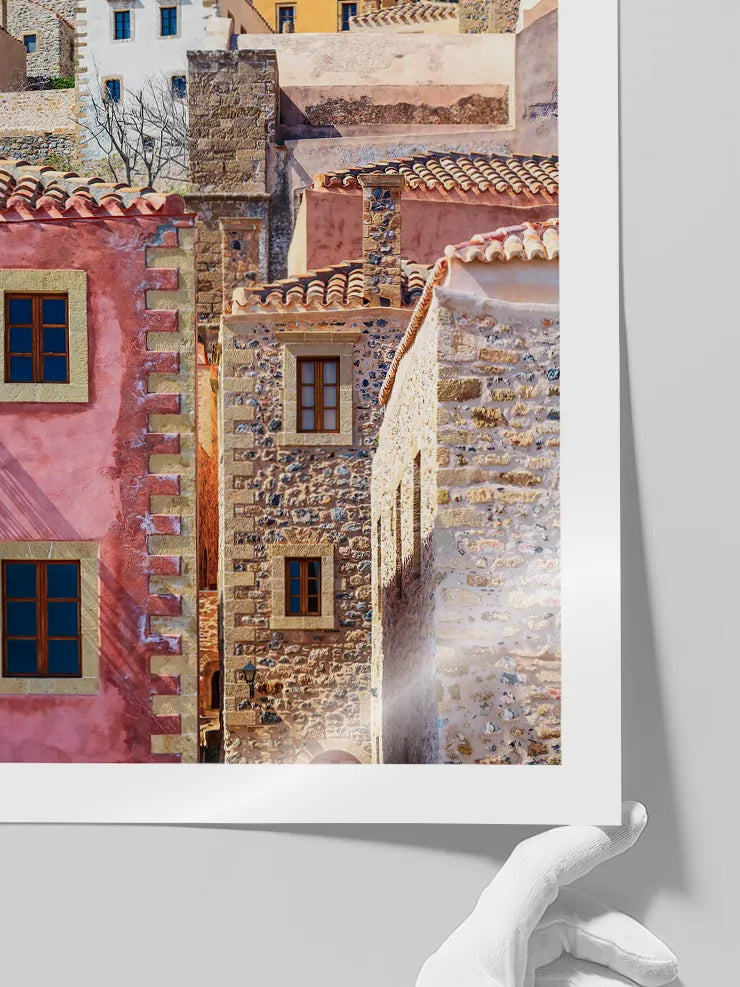Kayalık yamaçta renkli köy mimarisi posteri