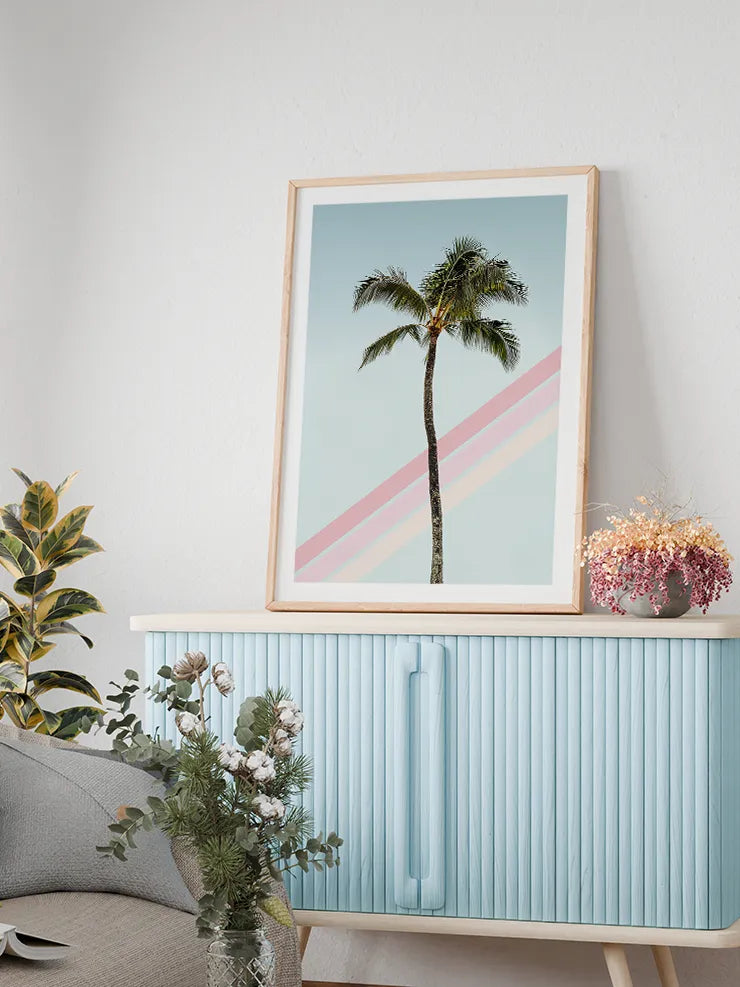 Pastel gökyüzünde uzun palmiye posteri