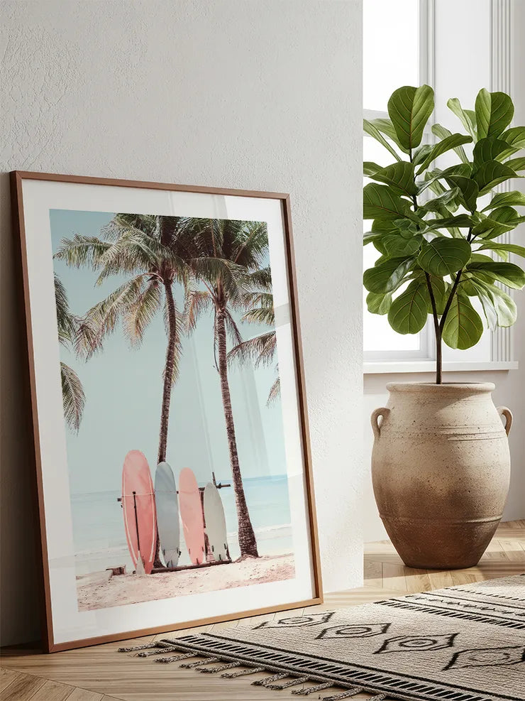 Tropikal sahilde pastel sörf tahtaları posteri