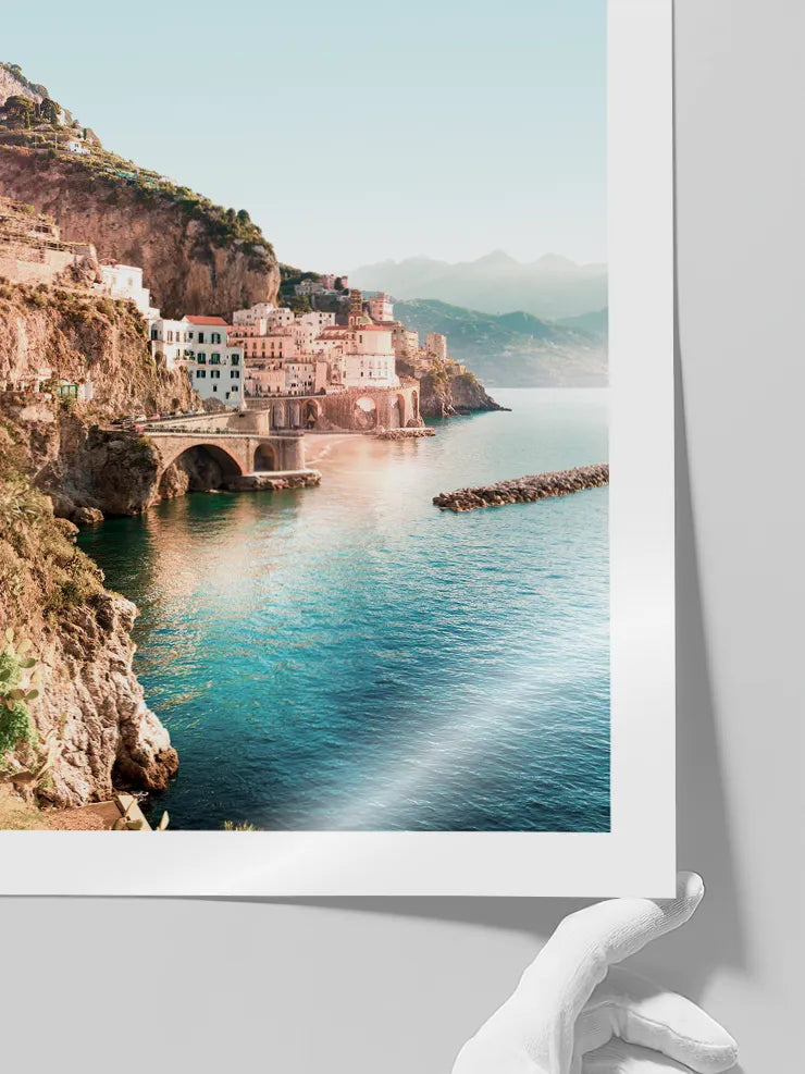 Deniz manzaralı yamaç kasabası fotoğraf posteri