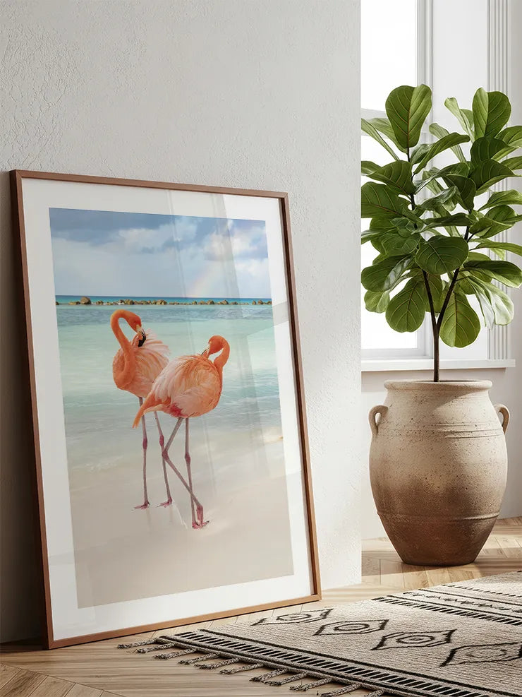 Deniz kıyısında pembe flamingolar fotoğraf posteri