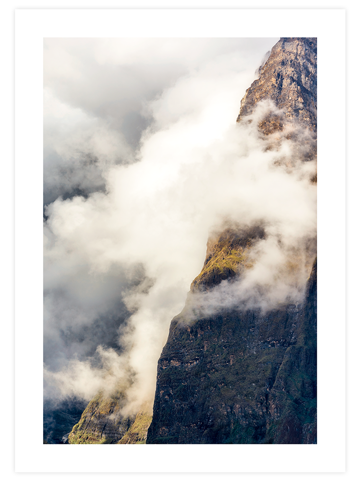 Bulutların Arasında N1 - Art Print